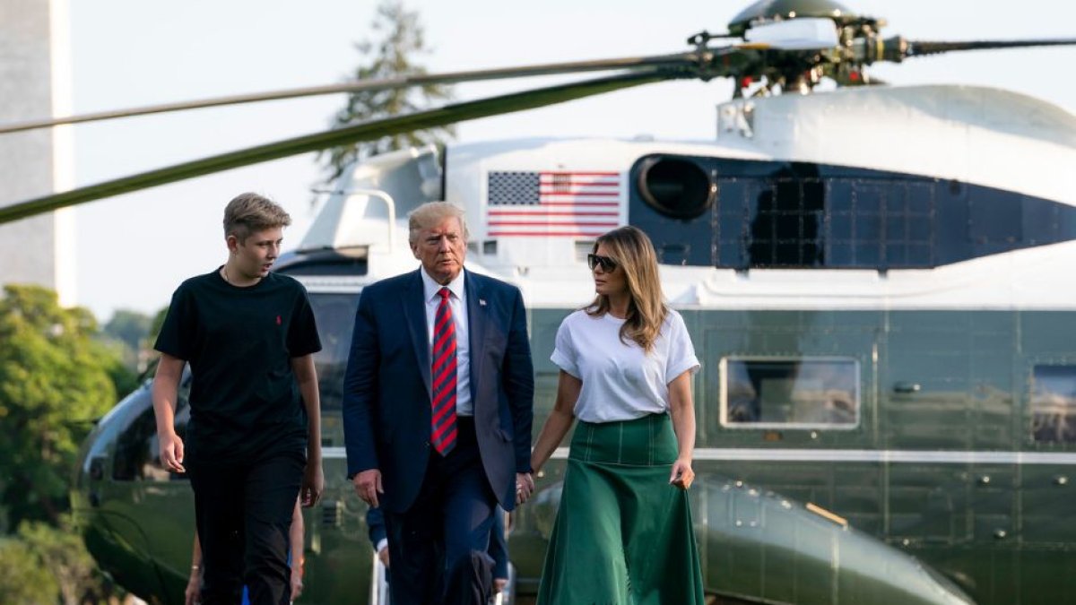 Barron con sus padres Donald y Melania Trump