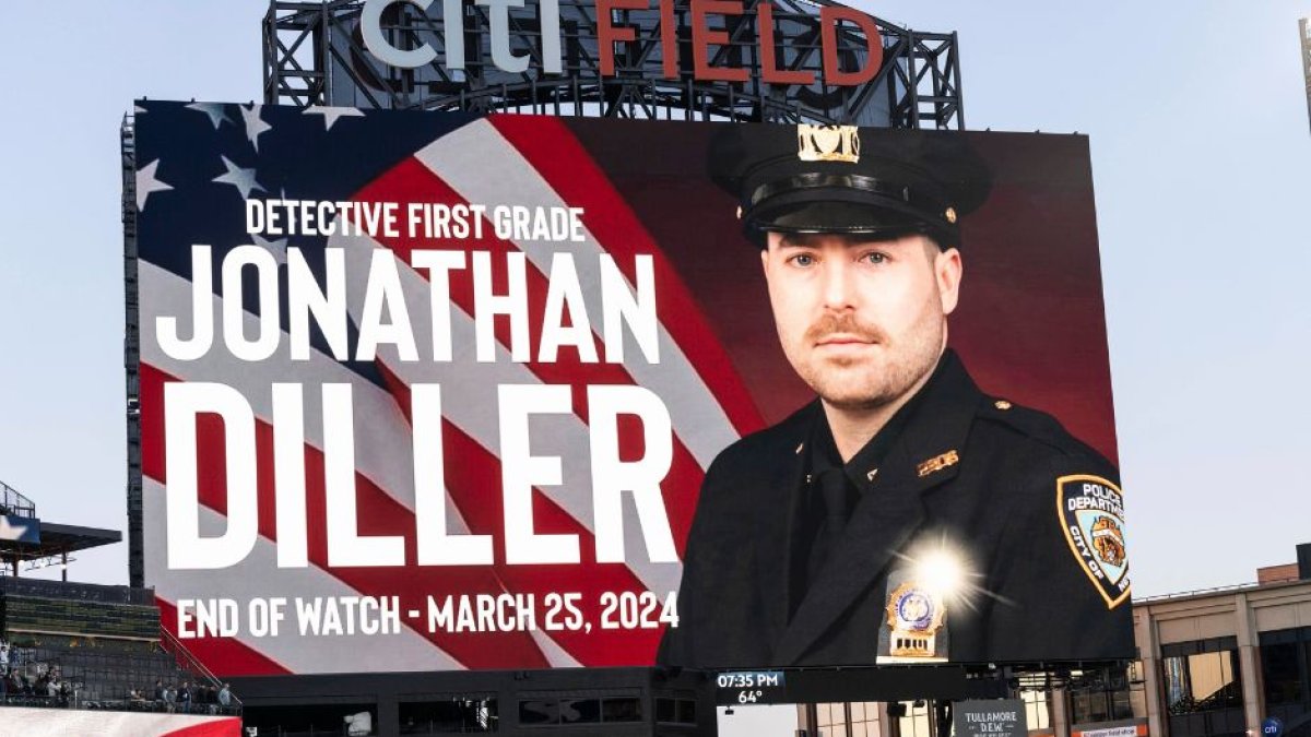 Homenaje al policía asesinado en Nueva York Jonathan Diller en un partido de la MLS.