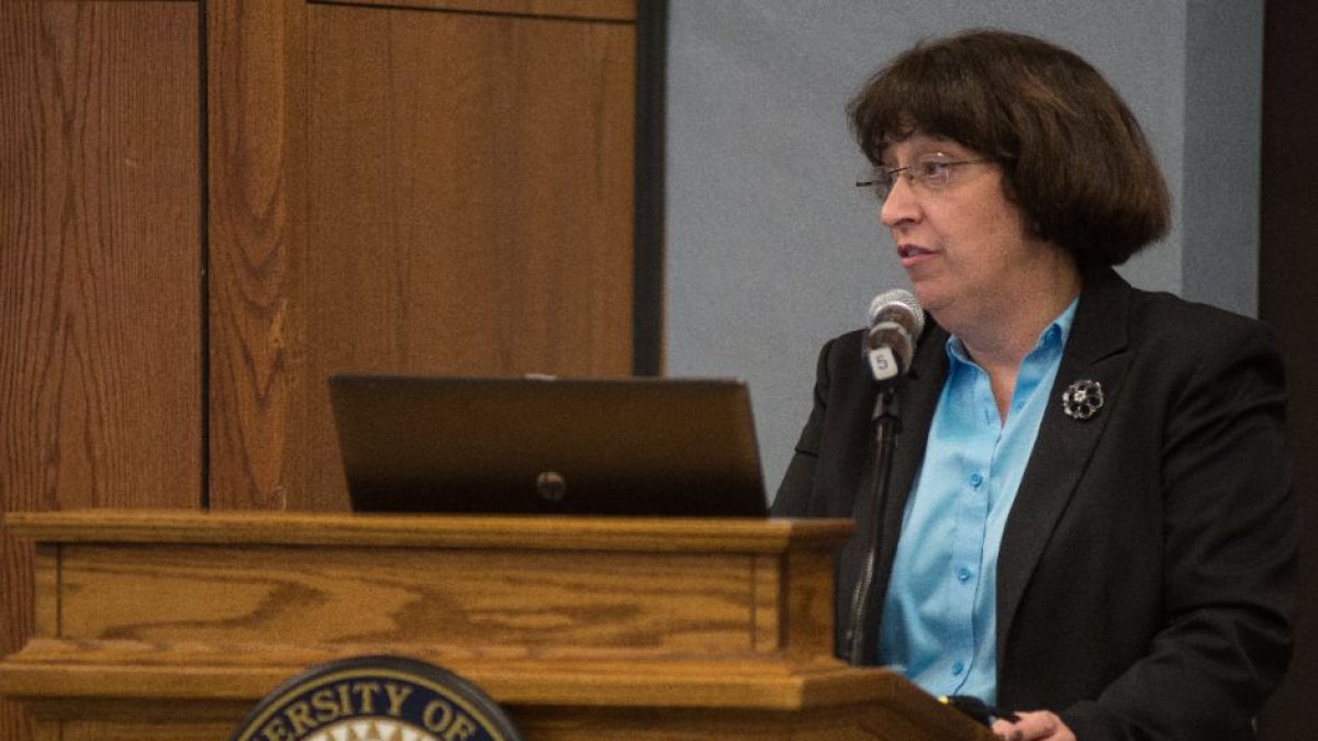 Martha E. Pollack habla durante una reunión de la Junta de Regentes de la Universidad de Michigan el jueves 18 de diciembre de 2014.
