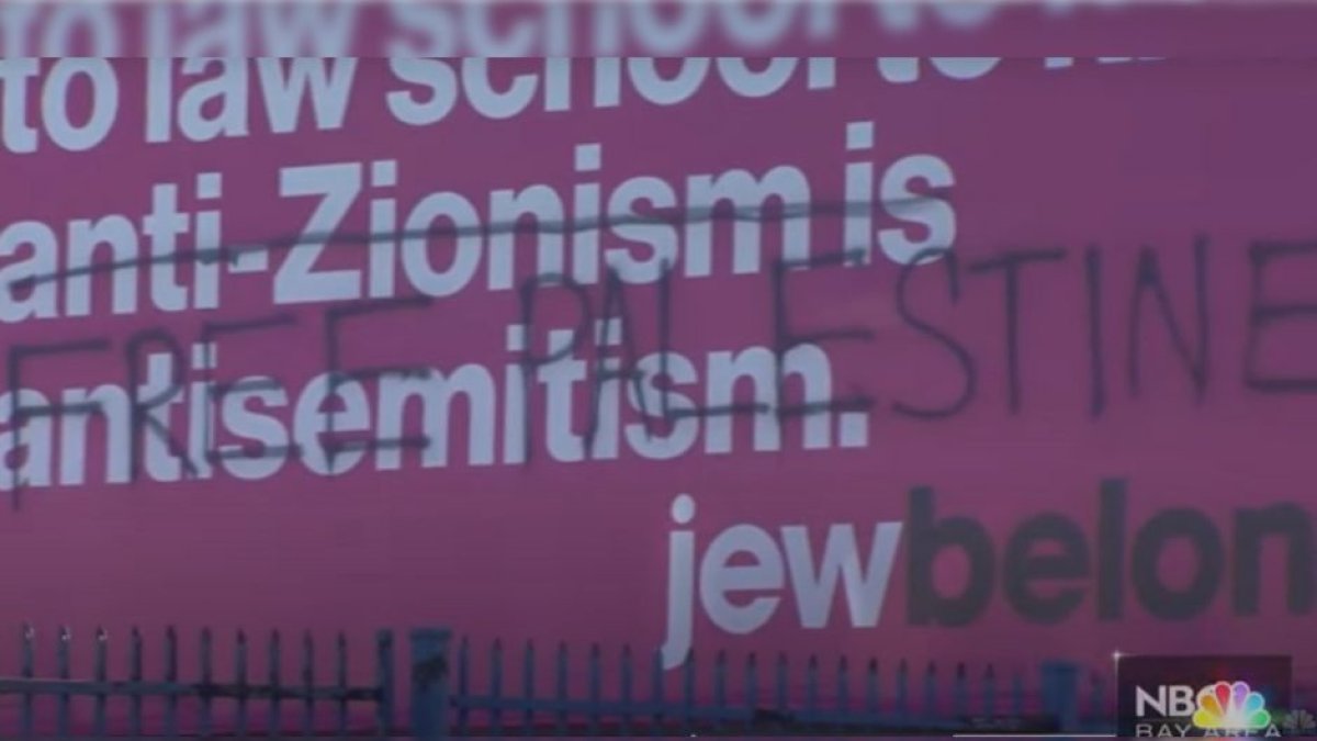 Captura de pantalla de una imagen de un póster vandalizado sobre el antisemitismo en el distrito escolar de Berkeley.