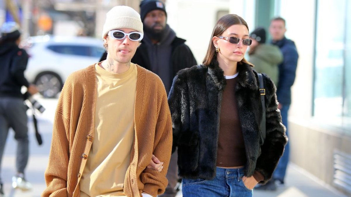 Imagen de archivo del cantante Justin Bieber con su esposa Hailey Bieber caminando juntos hacia una cafetería en Tribeca, Nueva York, NY el 24 de enero de 2023.