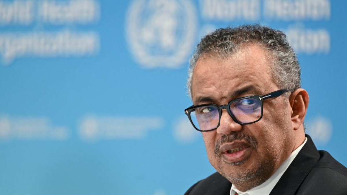 El jefe de la Organización Mundial de la Salud (OMS), Tedros Adhanom Ghebreyesus, habla en una rueda de prensa sobre el 75 aniversario de la Organización Mundial de la Salud en Ginebra, el 6 de abril de 2023. (Foto de Fabrice COFFRINI / AFP)