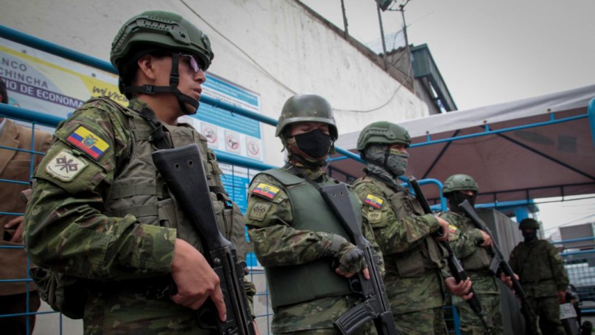 Militares ecuatorianos en las calles