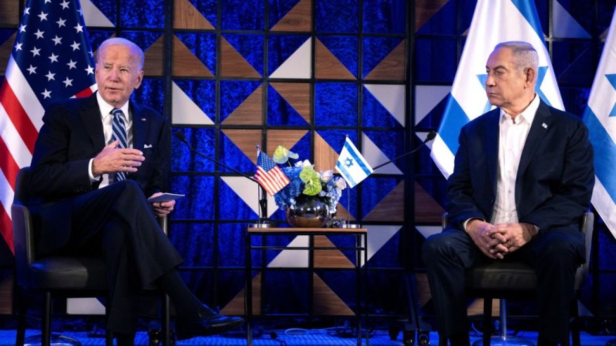 El presidente estadounidense Joe Biden (izq.) habla mientras el primer ministro de Israel, Benjamin Netanyahu, escucha antes de su reunión en Tel Aviv