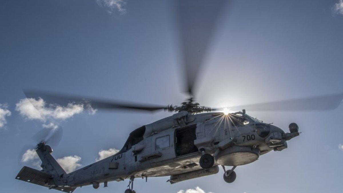An MH-60R Seahawk, attached to the “Saberhawks” of Helicopter Maritime Strike Squadron (HSM) 77 conducts vertical replenishment training aboard the guided-missile cruiser USS Shiloh (CG 67).