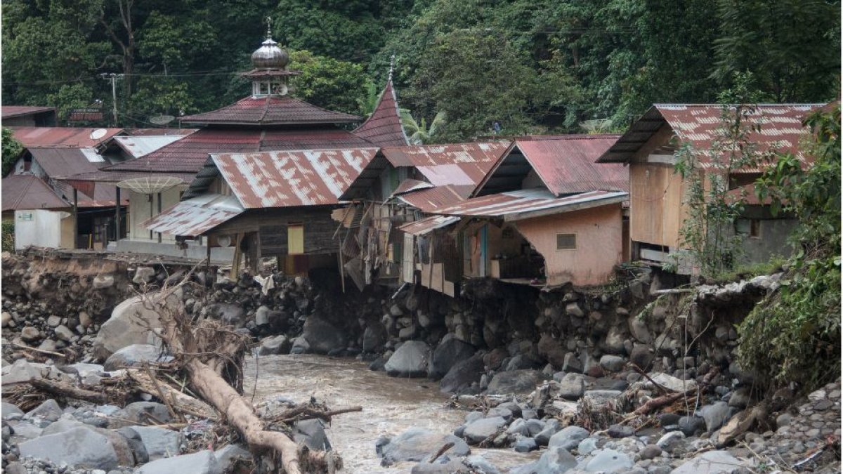 Casas dañadas tras las inundaciones repentinas y el flujo de lava fría de un volcán en Tanah Datar, Sumatra Occidental, el 12 de mayo de 2024.