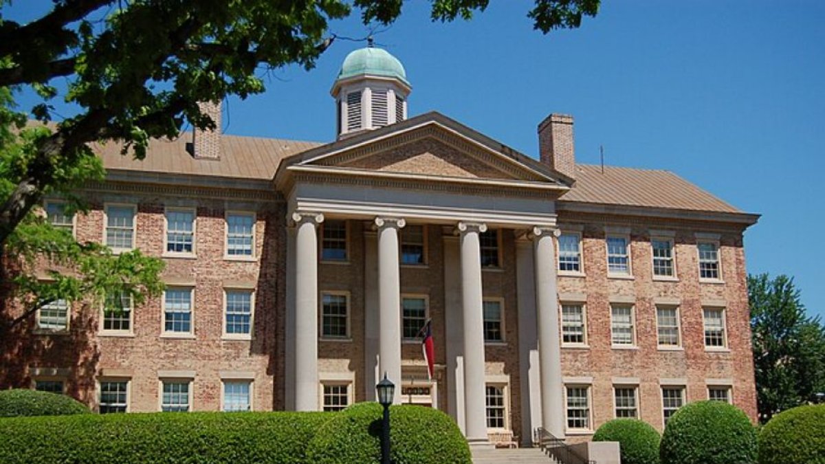Edificio Sur de la Universidad de Carolina del Norte en Chapel Hill, Carolina del Norte.
