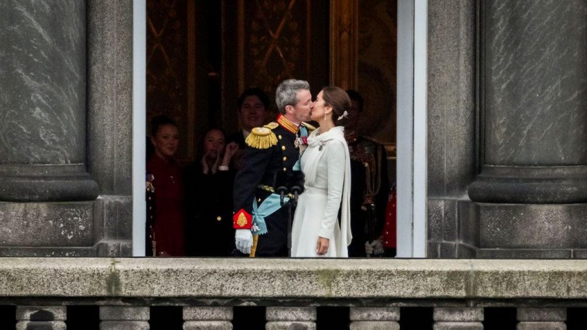 Federico X besa a su esposa Mary Donaldson ante una muchedumbre tras ser proclamado rey.