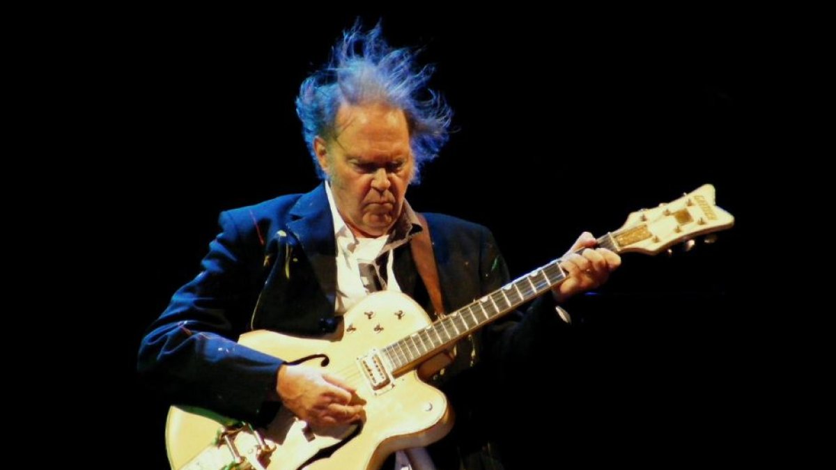Neil Young durante un concierto | Wikimedia Commons