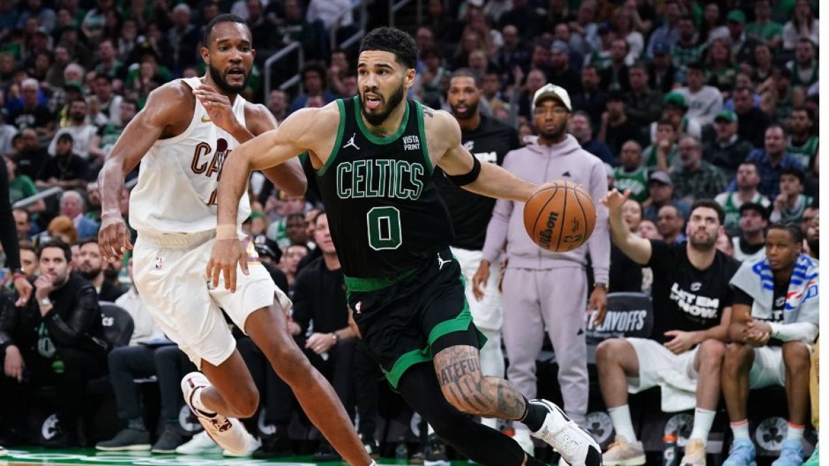 15 de mayo de 2024; Boston, Massachusetts, EE.UU.; El alero de los Boston Celtics Jayson Tatum (0) conduce el balón contra el alero de los Cleveland Cavaliers Evan Mobley (4) en el tercer cuarto durante el quinto partido de la segunda ronda de los playoffs de la NBA 2024 en el TD Garden.