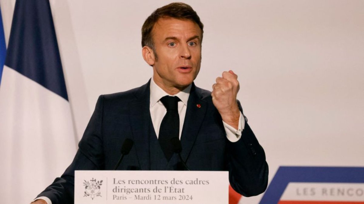 El presidente de Francia, Emmanuel Macron, pronuncia un discurso durante una reunión con altos cargos del Gobierno en París