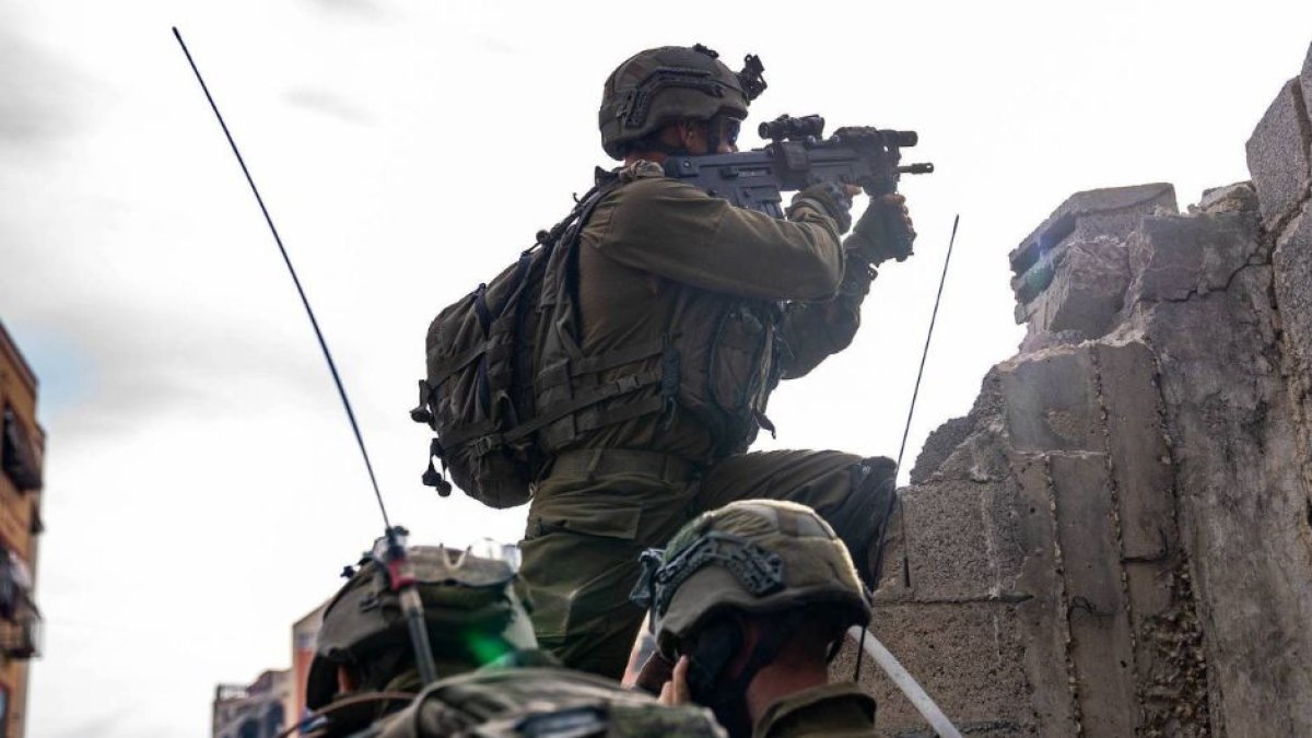 Imagen de archivo publicada por las Fuerzas de Defensa de Israel (FDI) el 10 de diciembre de 2023 que muestra la continuación del combate de las FDI contra Hamás en la Franja de Gaza. Armas estadounidenses