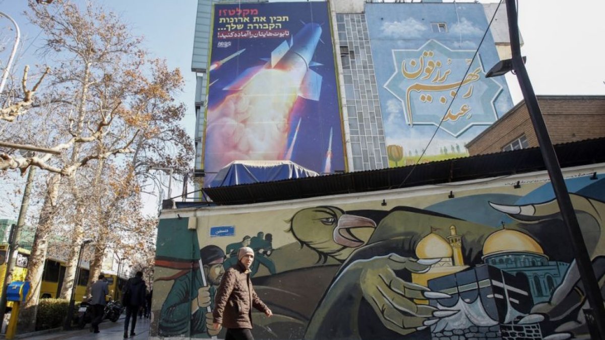 Un gran cartel que representa un misil iraní con una frase en persa que dice 