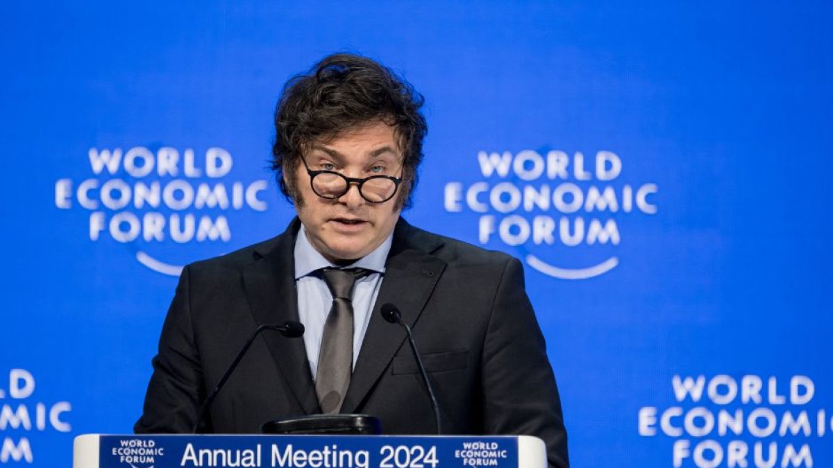 El presidente de Argentina, Javier Milei, pronuncia un discurso en la reunión del Foro Económico Mundial (FEM) en Davos el 17 de enero de 2024. (Foto de Fabrice Coffrini / AFP)