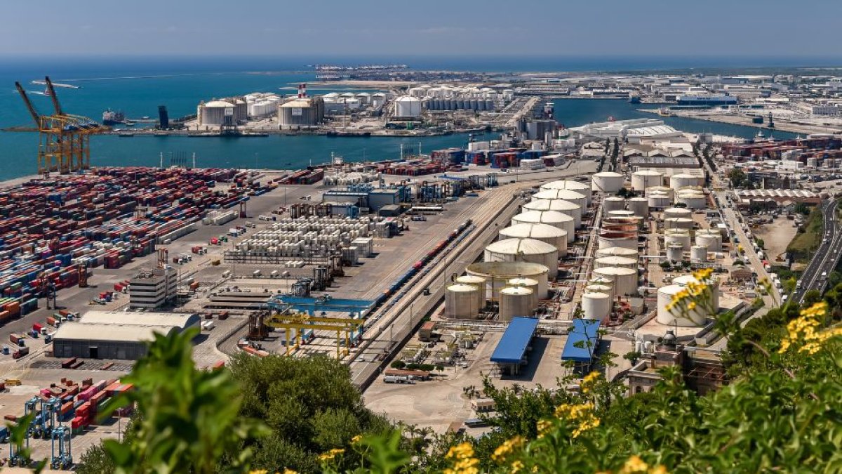 Imagen de archivo del puerto de Barcelona, España (Wikimedia Commons)