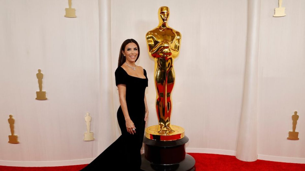 La actriz Eva Longoria acudió a la alfombra roja de los Óscar 2024 para animar a Becky G, artista nominada a Mejor canción original por 