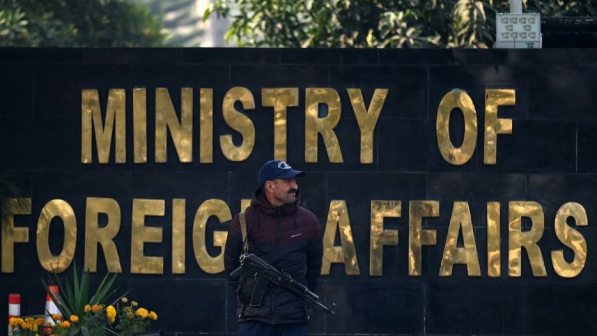 Entrada del Ministerio de Asuntos Exteriores de Pakistan, en  Islamabad. Un guardia patrulla frente a la fachada.
