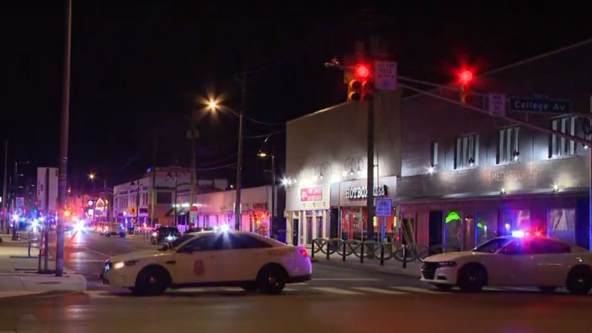 Captura de pantalla de un vídeo publicado en YouTube por la cadena televisiva WTHR de las autoridades de Indianápolis llegando al bar en el que tuvo lugar un tiroteo durante la madrugada del sábado, 16 de marzo de 2024.