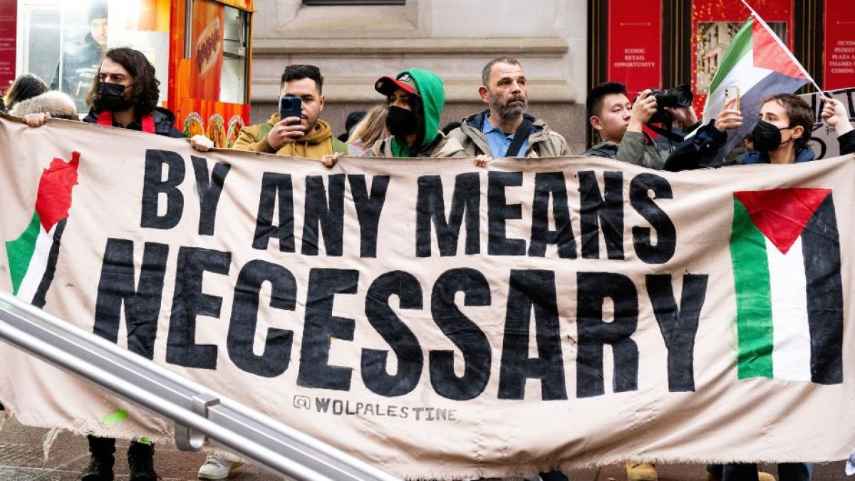 Un manifestante sostiene una pancarta que dice 