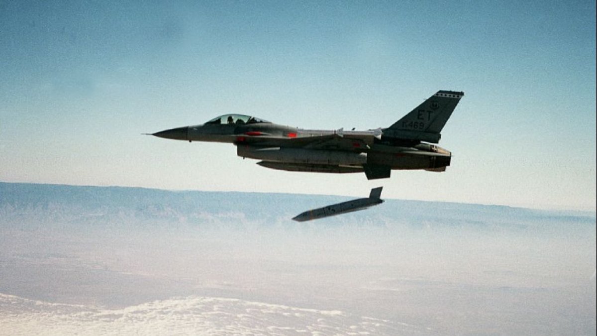 Fotografía de la Fuerza Aérea de Estados Unidos disparando un misil JASSM durante unas pruebas