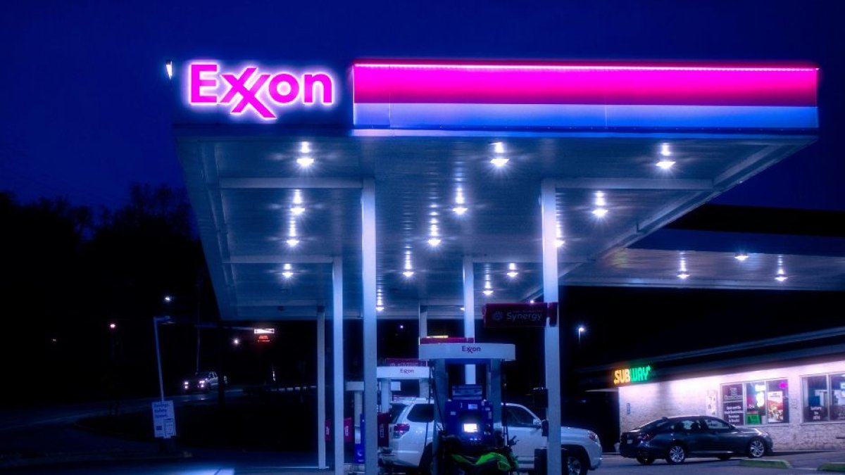 Imagen de archivo de una estación de servicio de Exxon por la noche.