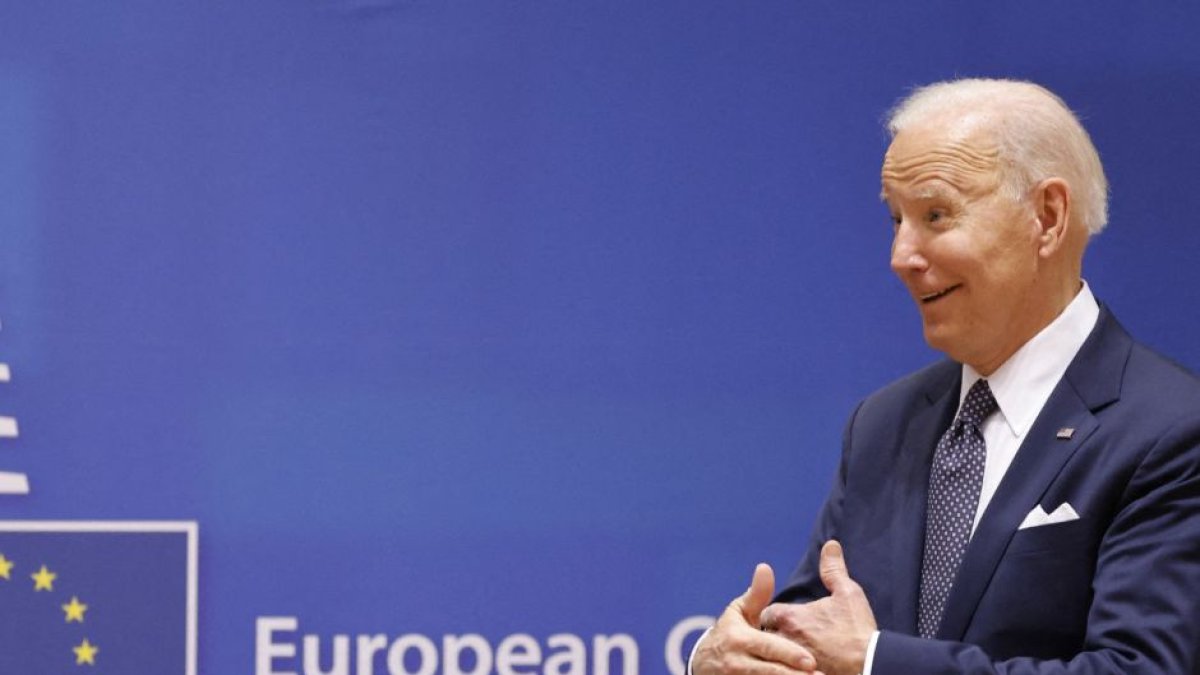 El presidente estadounidense, Joe Biden, reacciona al inicio de la cumbre de la Unión Europea (UE) en la sede de la UE
