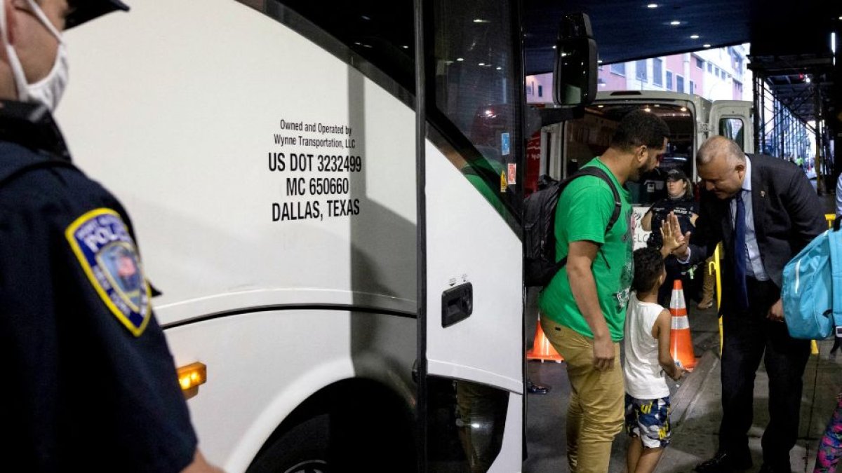 Un grupo de inmigrantes, que abordaron un autobús en Texas, llegan a la terminal de autobuses de la Autoridad Portuaria en la ciudad de Nueva York