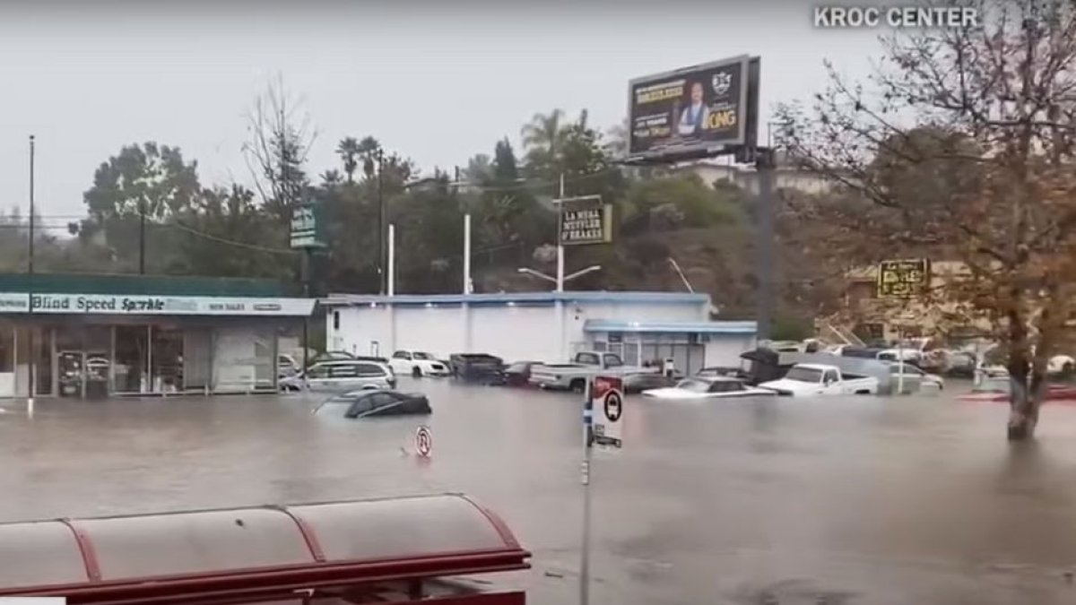 Captura de un vídeo subido por FOX 5 San Diego que muestra el estado de la ciudad tras las inundaciones registradas el lunes 22 de enero.