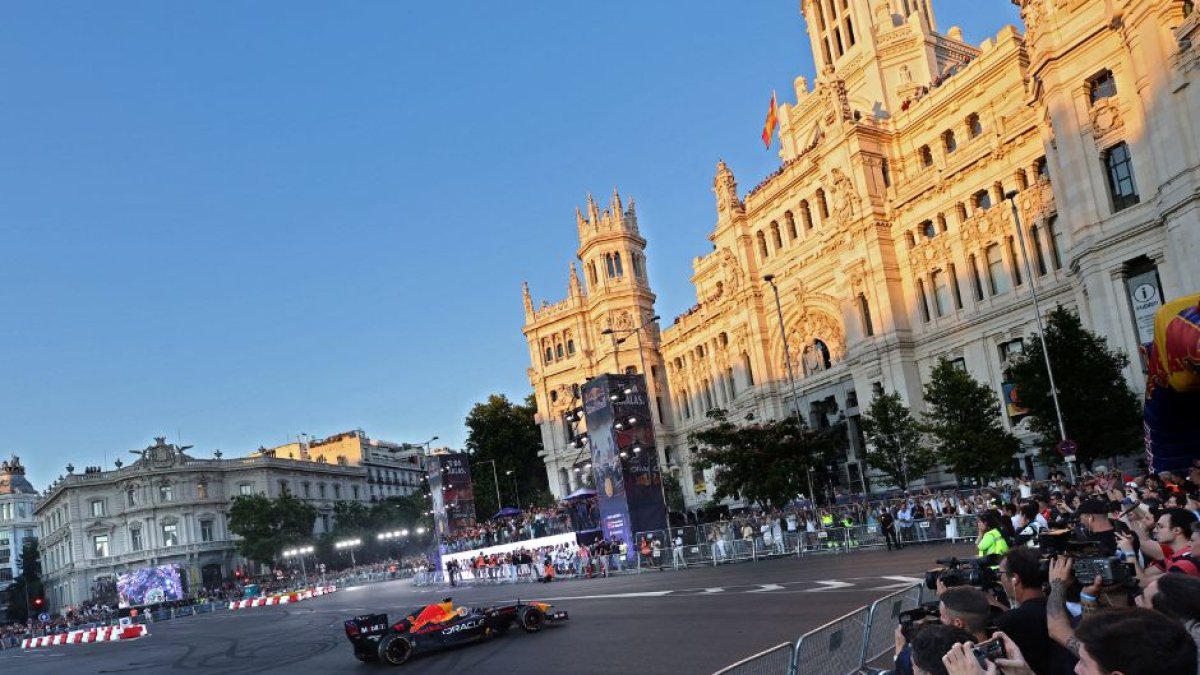 El piloto mexicano de Fórmula 1 Sergio Pérez conduce su F1 por las calles del centro de Madrid durante una exhibición el 15 de julio de 2023.