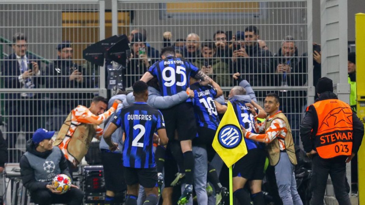 El Inter de Milán celebra el gol de Marko Arnautovic en la victoria frente al Atlético de Madrid en la ida de los octavos de final de la UEFA Champions League 2024.