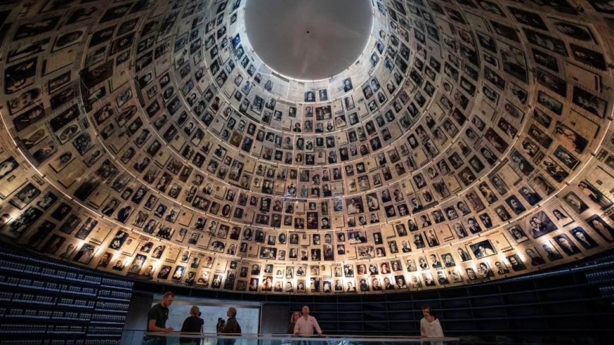 Varias personas visitan el Yad Vashem, el memorial del Holocausto en Jerusalem, donde fotografías de las victimas están expuestas.