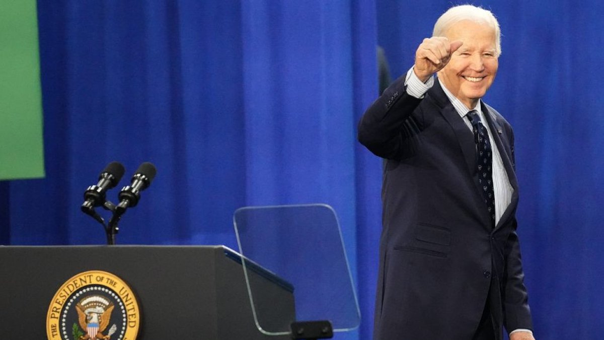 Biden sonríe y levanta el pulgar tras una comparecencia.