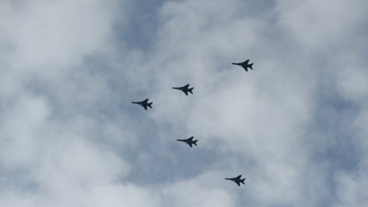 Aviones militares chinos sobrevuelan el Estadio Nacional 
