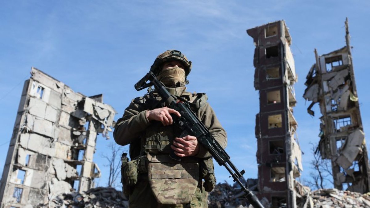 Un militar patrulla una zona de la ciudad de Avdeyevka. Las tropas rusas tomaron Avdeyevka el 17 de febrero de 2024. Dmitry Yagodkin/TASS/Sipa USA