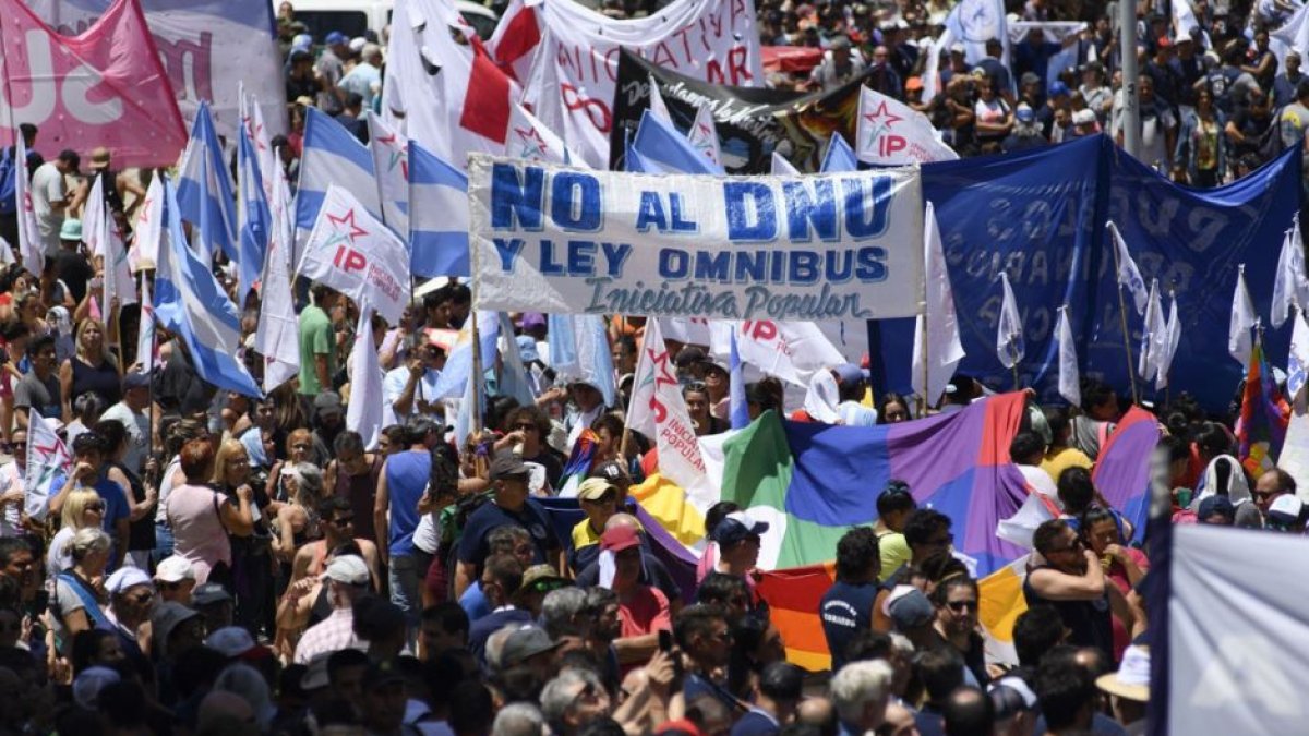 Miles de argentinos salen a las calles en la huelga convocada contra Javier Milei 45 días después de su toma de poder.