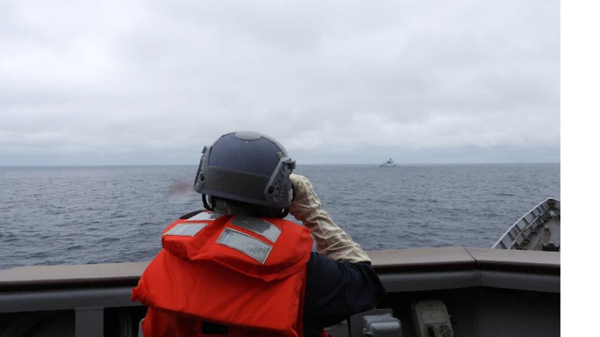 Un miembro de la Guardia Costera de Taiwán vigila los movimientos de un buque de guerra chino.
