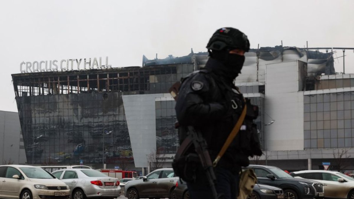 Un agente de la ley patrulla la escena del ataque con armas de fuego en la sala de conciertos Crocus City Hall en Krasnogorsk, en las afueras de Moscú