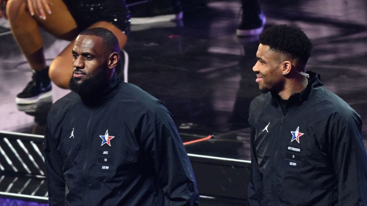 LeBron James y Giannis Antetokounmpo, durante el All-Star Game 2023.