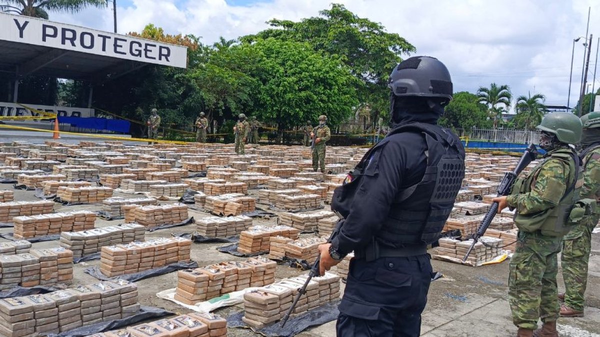 La Policía de Ecuador destruye el mayor alijo de drogas decomisado de su historia.