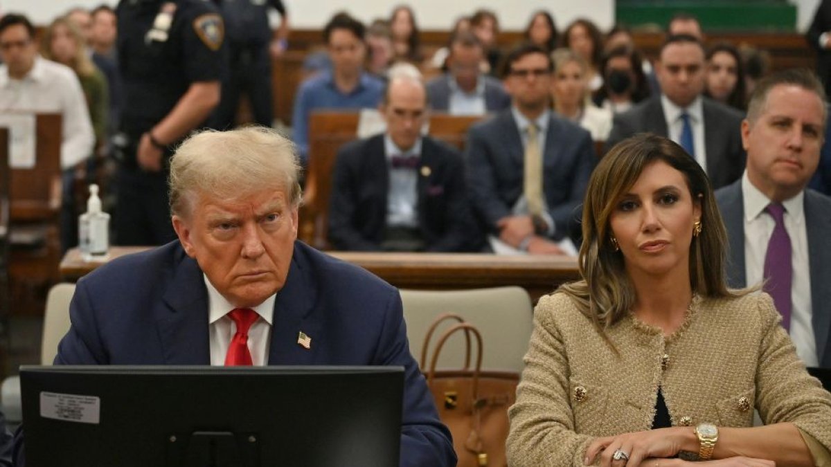 Donald Trump y su abogada Alina Habba, durante un juicio.