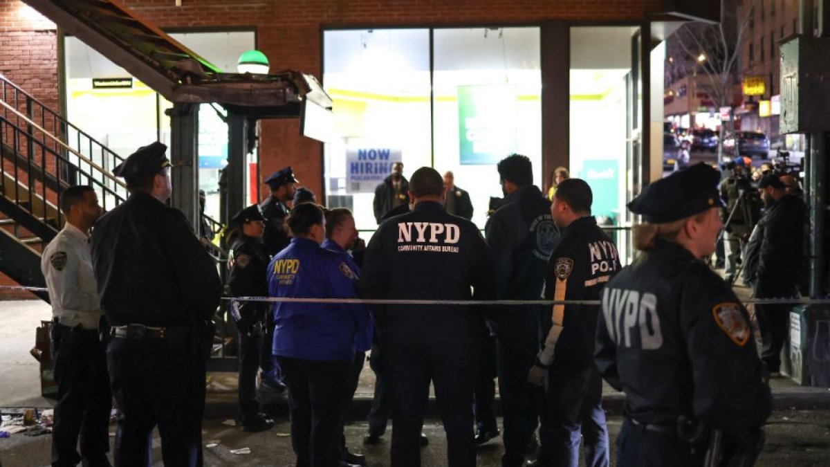 Agentes de Policía de NY investigan la escena de un crimen en una imagen de archivo.