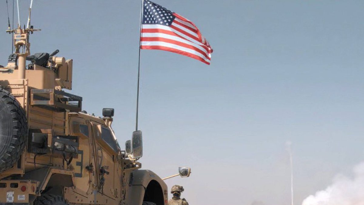 Un vehículo militar con una bandera estadounidense.