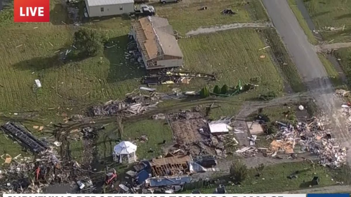 Captura de pantalla de un video de WFAA que muestra los destrozos en Texas tras un tornado el domingo 16 de mayo de 2024.