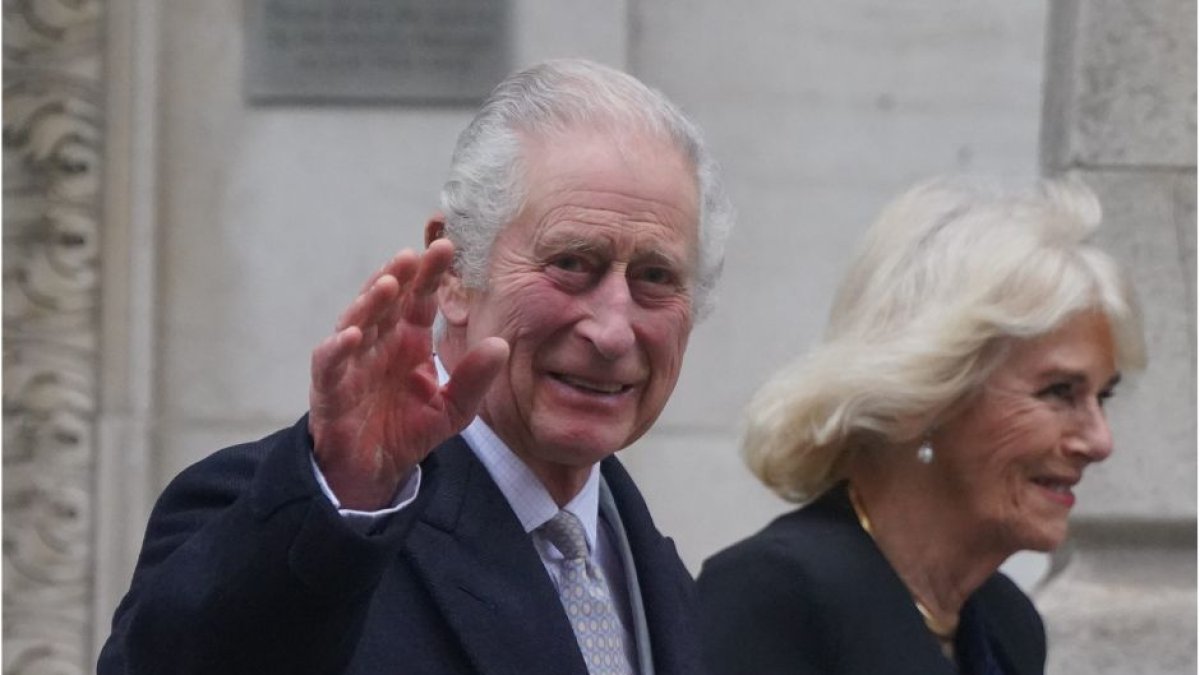 El rey Carlos III y la reina Camilla abandonan la London Clinic, en el centro de Londres, donde el rey Carlos se sometió a una intervención para tratar el agrandamiento de la próstata.