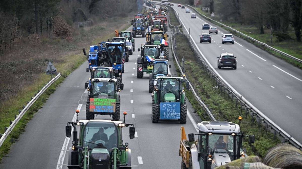 Agricultores participan en una operación para ralentizar el tráfico en la autopista A62. Manifestación convocada por el colectivo de viticultores. (Disponible en: