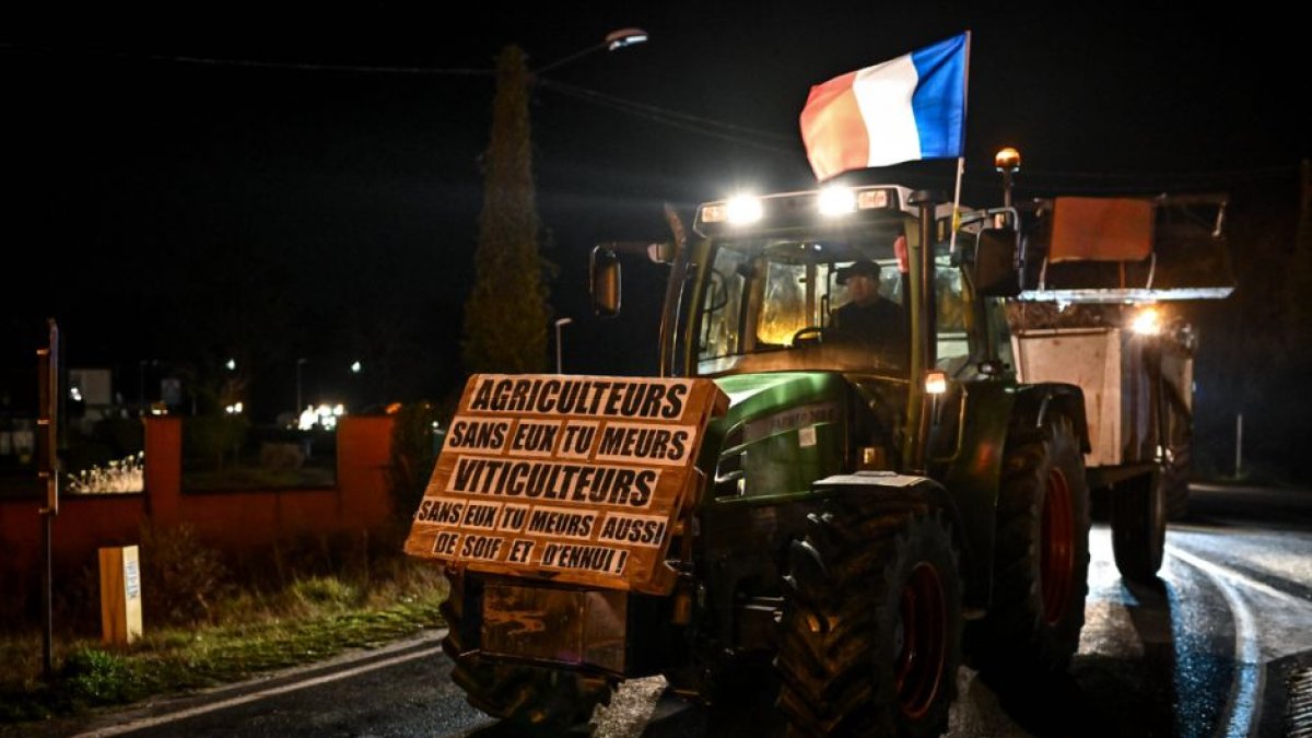 Agricultores franceses protestan bloqueando las autpistas con sus tractores