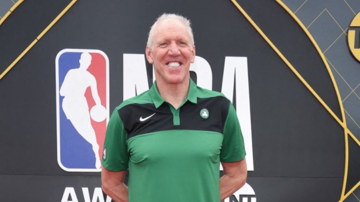 El jugador de baloncesto estadounidense Bill Walton llega a los Premios NBA 2019 en Barker Hangar el 24 de junio de 2019 en Santa Mónica, California