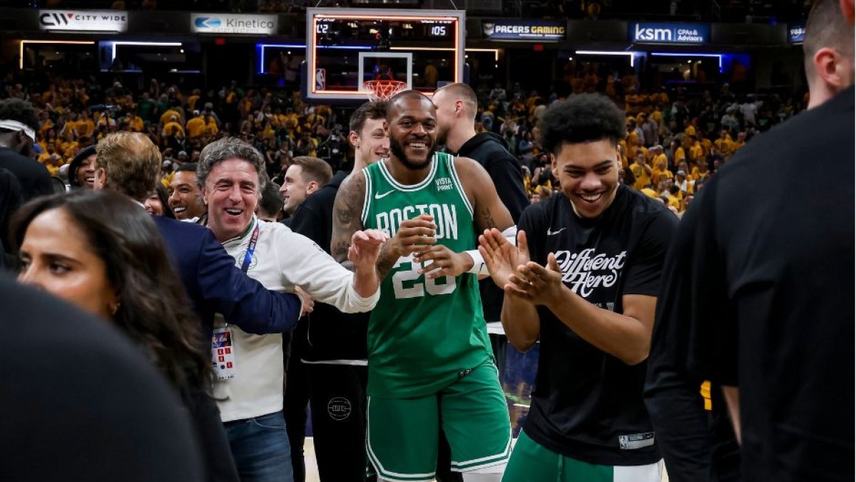 27 de mayo de 2024; Indianapolis, Indiana, EE.UU.; Los Boston Celtics celebran su victoria contra los Indiana Pacers en el cuarto partido de la final de la conferencia este de los playoffs de la NBA 2024 en Gainbridge Fieldhouse.
