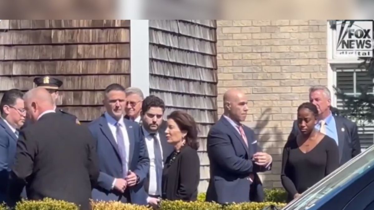 Nueva York: la gobernadora demócrata Hochul se retira abruptamente del funeral del agente Jonathan Diller tras ser confrontada por uno de los asistentes