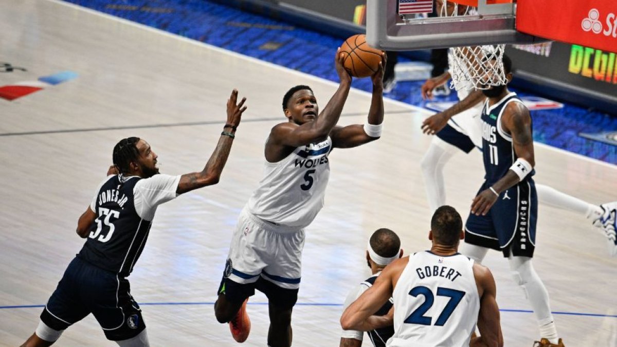 El escolta de los Minnesota Timberwolves Anthony Edwards (5) lanza contra los Dallas Mavericks durante el cuarto cuarto del cuarto partido de las finales de la conferencia oeste de los playoffs de la NBA 2024 en el American Airlines Center.